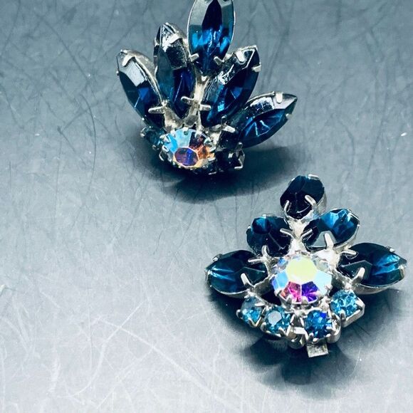 Vintage Earrings 1950s Blue Aurora Borealis Silver Tone Large Cluster Clip on - Picture 3 of 11